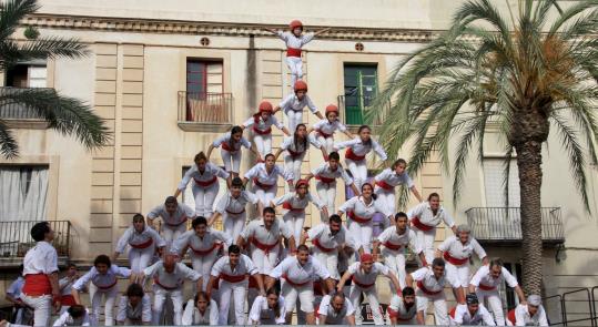 Els balls populars ocupen Vilanova en un primer tastet de la festa