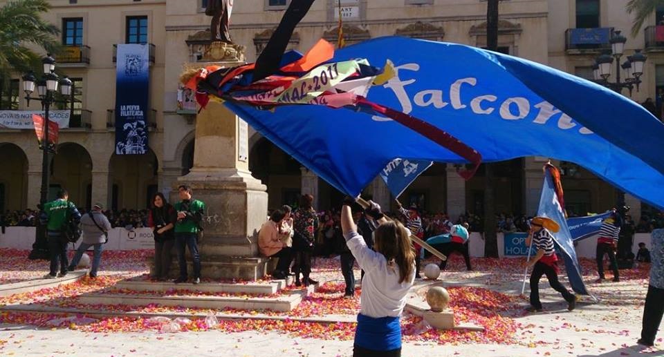 Adhesió al comunicat de La Unió Vilanova en relació amb l’acte d’entrega de les llaçades de la comparsa